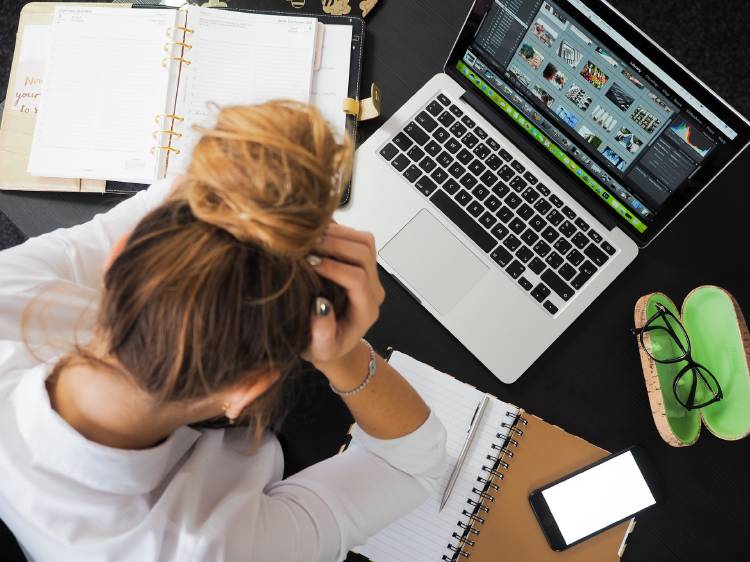 Una mujer estresada en su trabajo