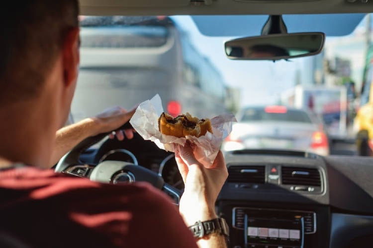 hombre come hamburguesa en el auto hombre come hamburguesa en el auto