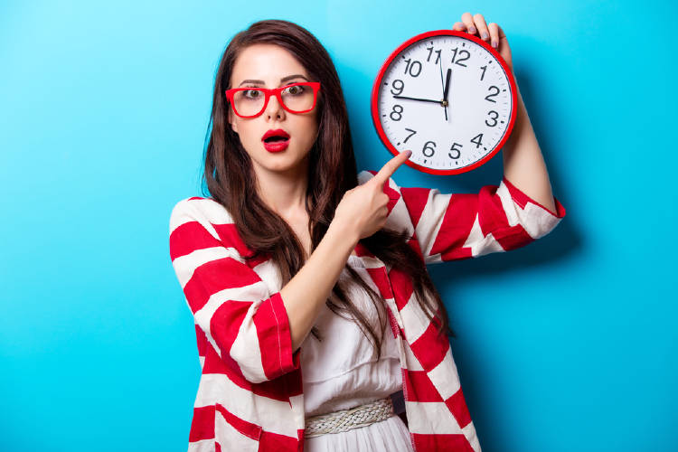 Una mujer señala la hora en un reloj