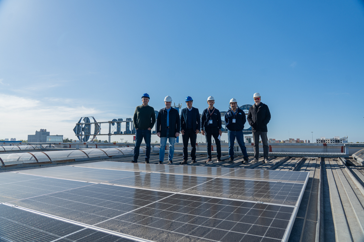 Carrefour El proyecto incluyó la adquisición e instalación de 1.550 paneles Trina Solar y 7 inversores BGH EcoSmart, con una vida útil estimada de 25 años, con funcionamiento eficiente y constante para la generación de energía limpia y sostenible.