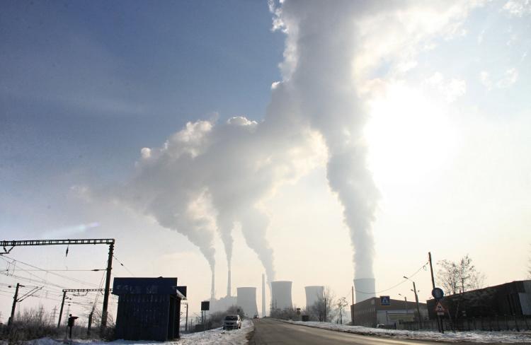 Fábrica contaminando el ambiente