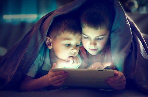 niños usando tablet