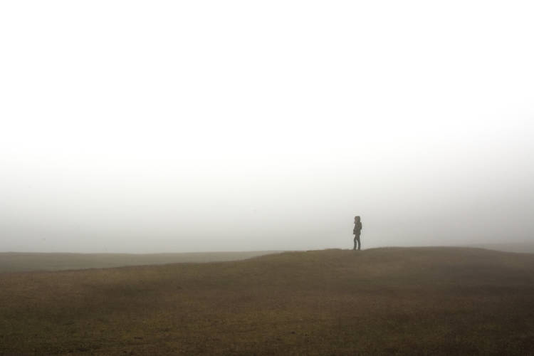 hombre solitario nieb