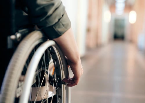 Foto de Marcus Aurelius en Pexels Mano de persona en silla de ruedad
