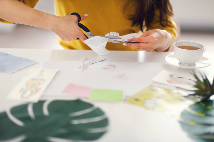 mujer crea su tablero de sueños