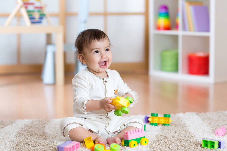 bebe jugando