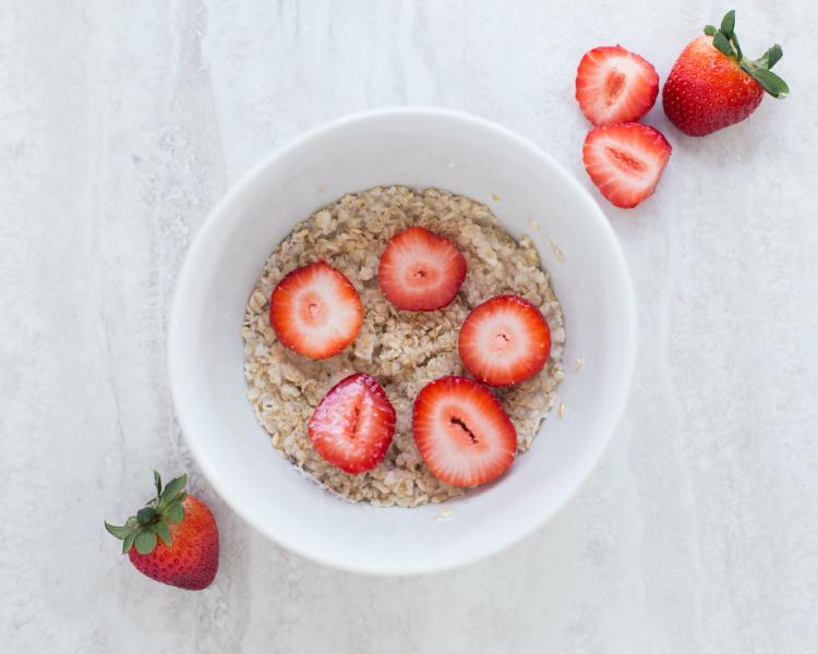 Bol con avena y fresas o frutillas