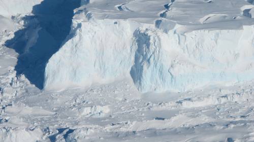 Antártida: por primera vez encuentran agua tibia en un glaciar