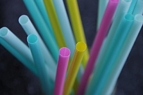 Pitillos Amazon no venderá más artículos de plásticos desechable en toda la Unión Europea