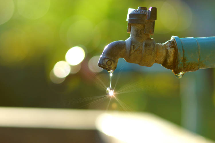 Un grifo que pierde agua