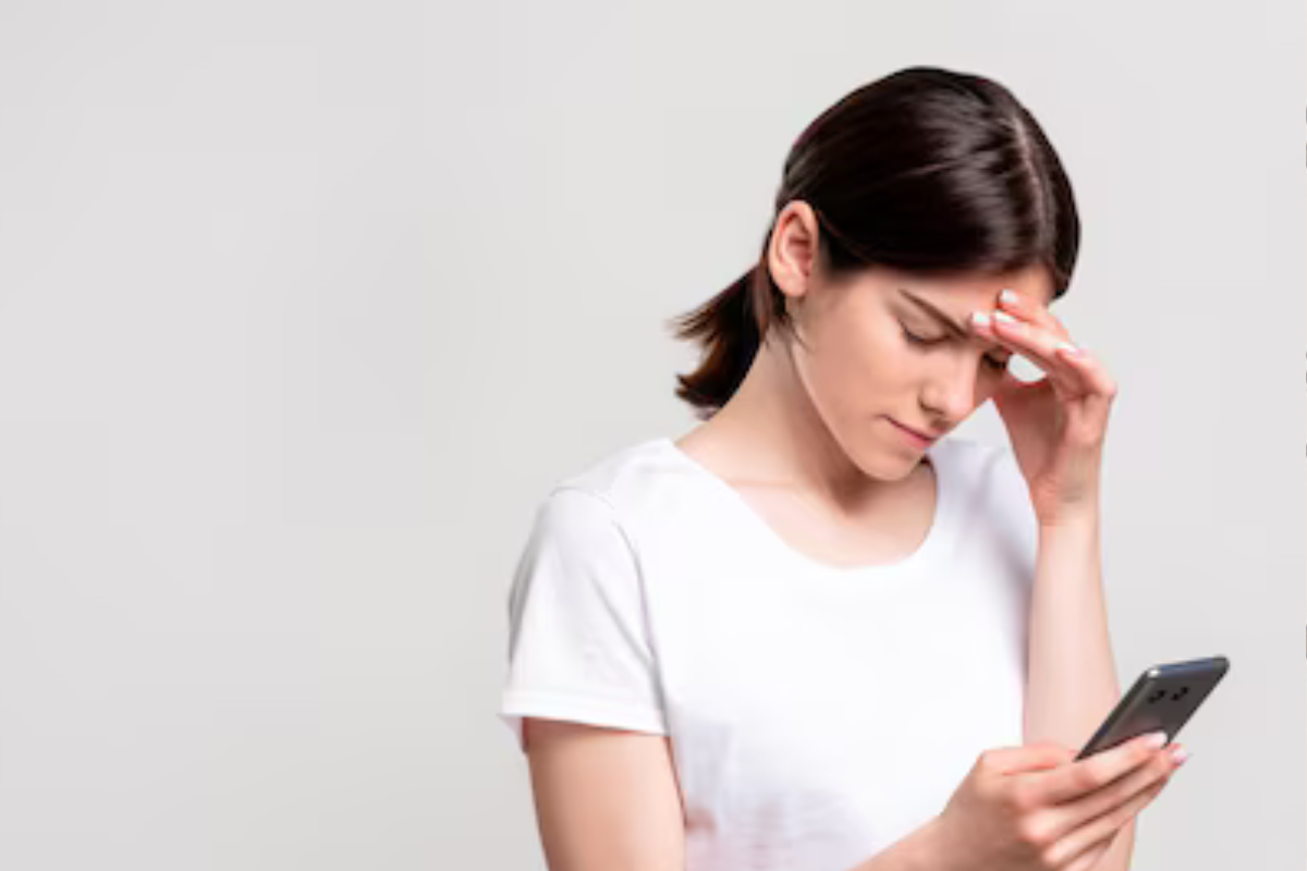 Una conducta cada vez más común entre millennials y la Generación Z, el zombieing mezcla el desconcierto emocional con la toxicidad digital: alguien corta toda comunicación sin aviso previo y, tiempo después, reaparece como si nada. (freepik.com)