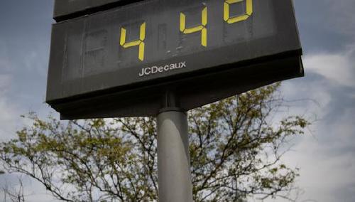 La fotografía que recorre el mundo ante la ola de calor en Sevilla, España, 12 de julio de 2022. (JORGE GUERRERO / AFP). La fotografía que recorre el mundo ante la ola de calor en Sevilla, España, 12 de julio de 2022. (JORGE GUERRERO / AFP).
