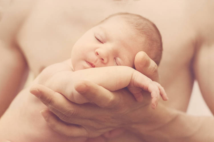 Bebé recién nacido con su padre