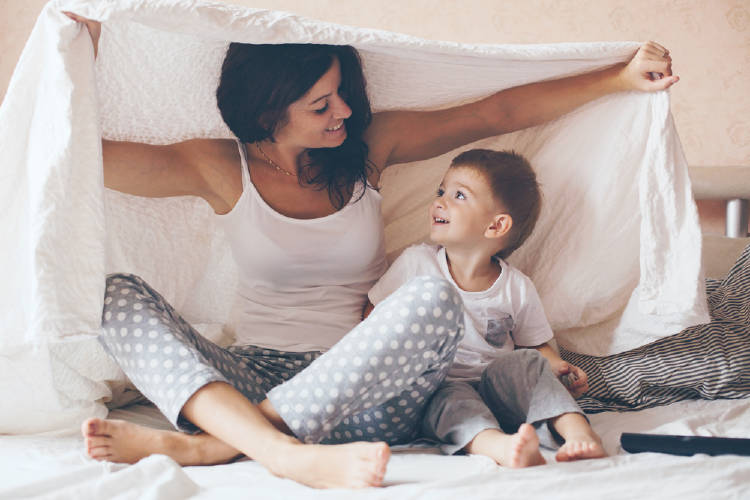 Madre juega con un niño