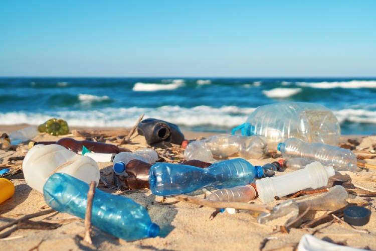 una playa cubierta de residuos plasticos