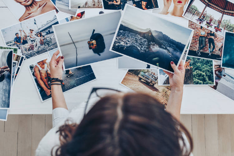 Una mujer mirando fotografías