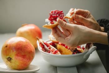 Foto de Any Lane en Pexels Persona quitando cáscara a una granada fruta