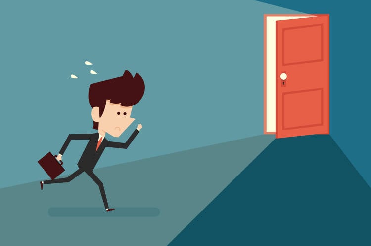 hombre corre puerta hombre corre puerta