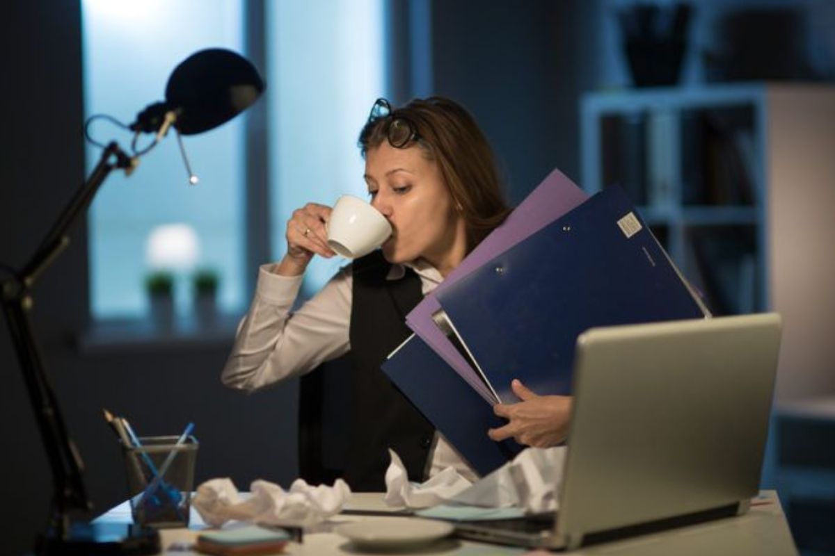 WORKAHOLIC El modelo 996 —popularizado en China y criticado como \"esclavitud moderna\"— resurge ahora en Estados Unidos. (PINTEREST)