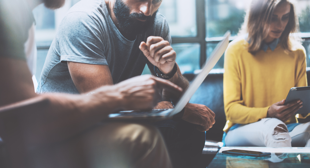 jovenes trabajando jovenes trabajando