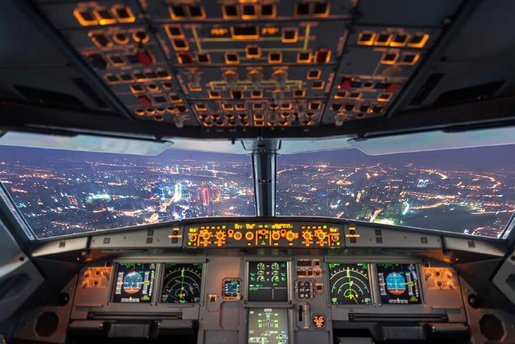 cabina avion AdobeStock_84975929 cabina avion AdobeStock_84975929