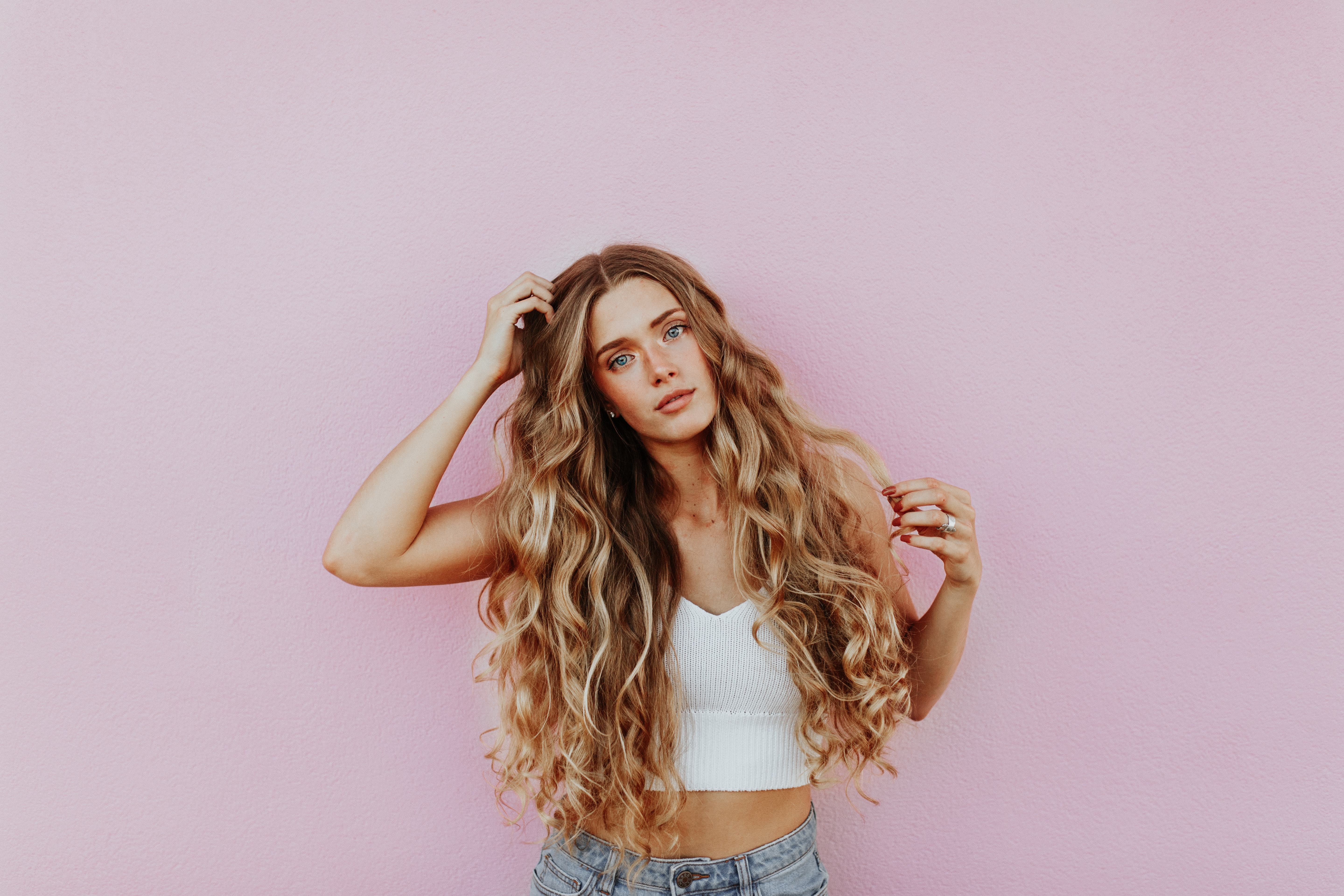 Mujer con cabello largo y rizado