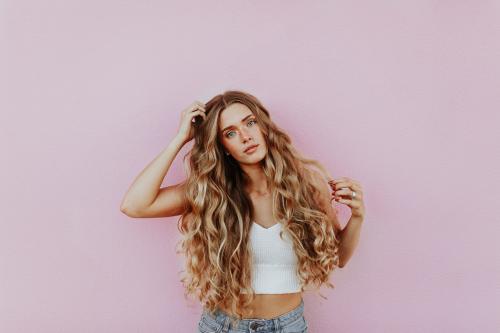 Foto de averie woodard en Unsplash Mujer con cabello largo y rizado