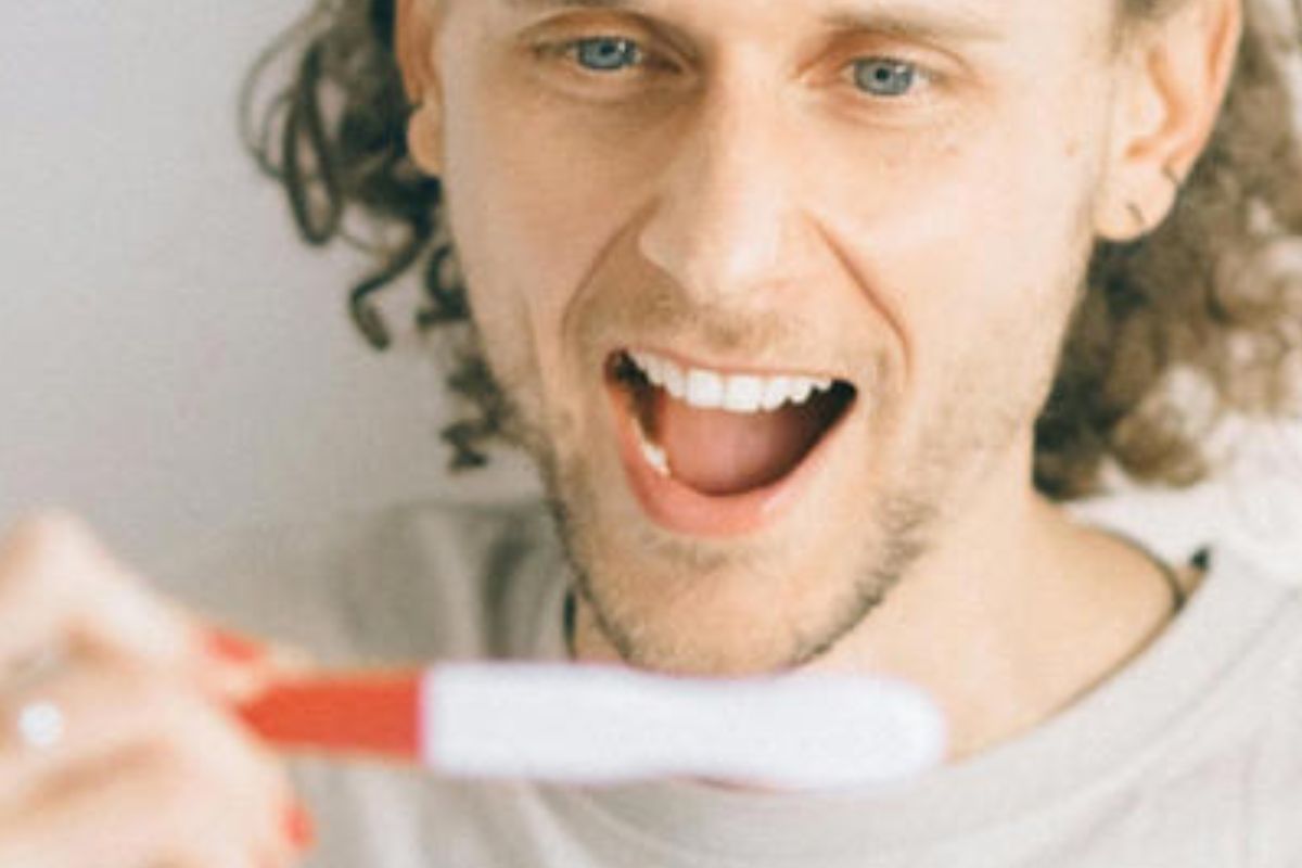 Puede sonar absurdo, pero una prueba de embarazo positiva en un hombre es un fenómeno poco común que tiene explicación médica. (Imagen: msn.com)