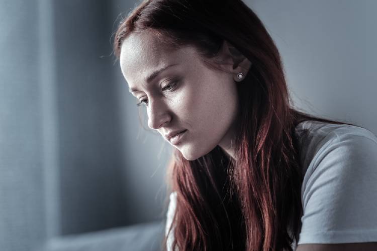 anemia concepto mujer triste y pálida anemia concepto mujer triste y pálida