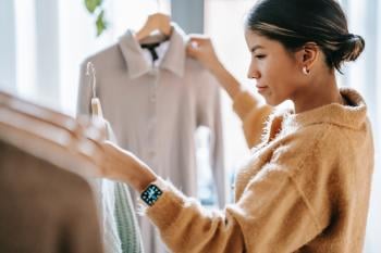 Mujer mirando prendas de ropa