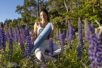 Mujer practicando yoga con mat Mujer-practicando-yoga-con-mat