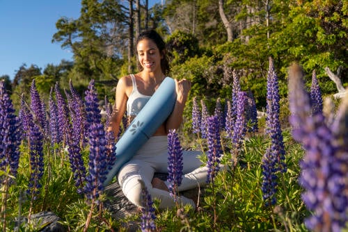 Mujer practicando yoga con mat Mujer practicando yoga con mat