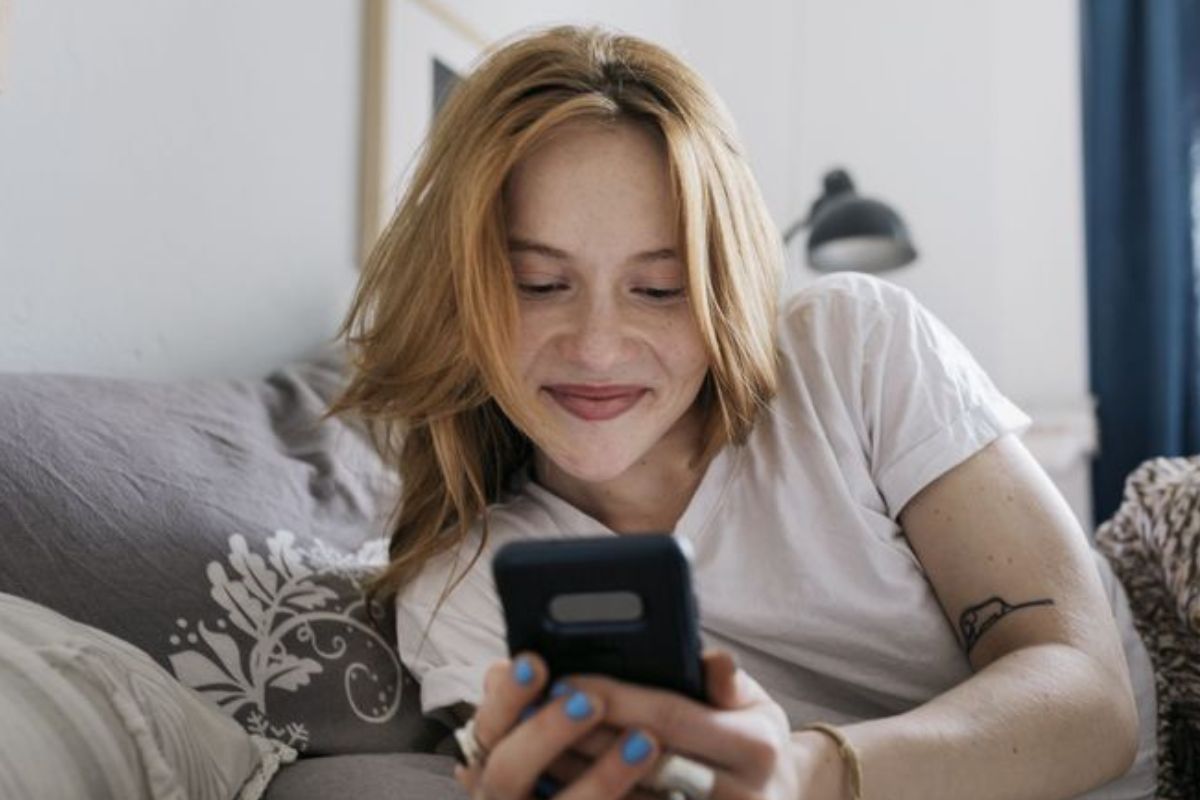 A diferencia del catfishing tradicional (donde alguien finge ser más atractivo o directamente otra persona en internet), el reverse catfishing ocurre cuando una persona se muestra en redes sociales o apps de citas menos atractiva de lo que realmente es en la vida real.