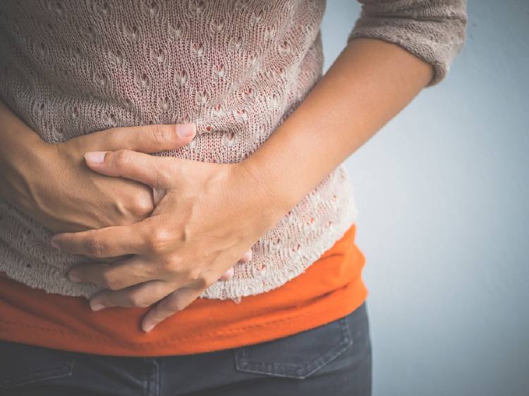 hinchado mujer con abdomen hinchado