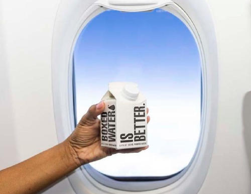 Reconocida aerolínea reemplaza las botellas de plástico por cajas de cartón hecho a base de plantas