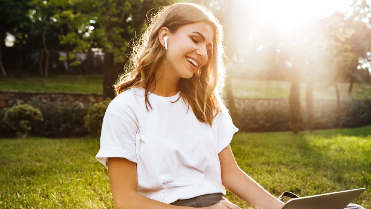 mujer computadora mujer computadora