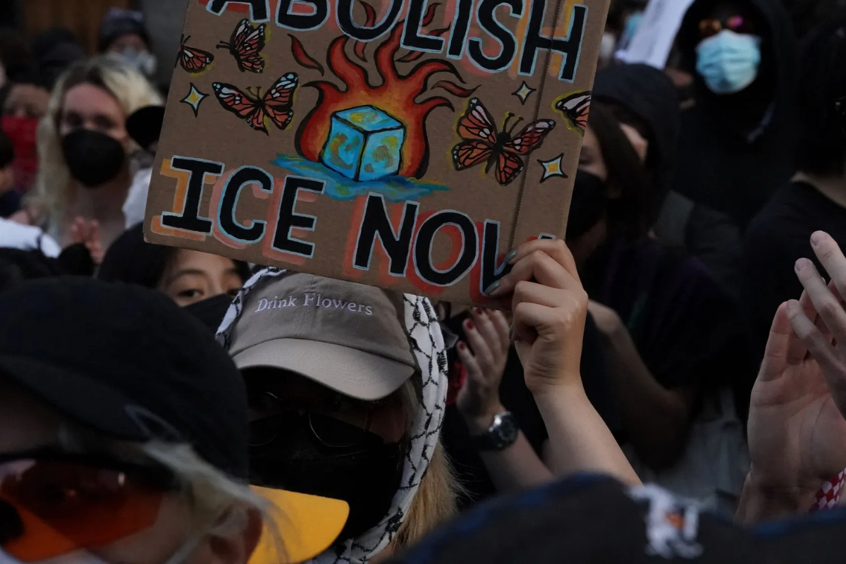 Manifestantes se congregan durante la protesta \"ICE Out Of NYC\" contra el Servicio de Inmigración y Control de Aduanas (ICE) en la ciudad de Nueva York el 10 de junio de 2025.David Dee Delgado/AFP/Getty Images