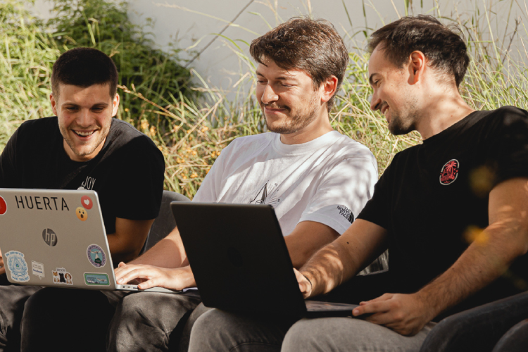 HUERTA COWORK.png En un contexto donde las organizaciones buscan coherencia entre lo que hacen y cómo lo hacen, Huerta representa un aliado estratégico para el ecosistema de impacto.