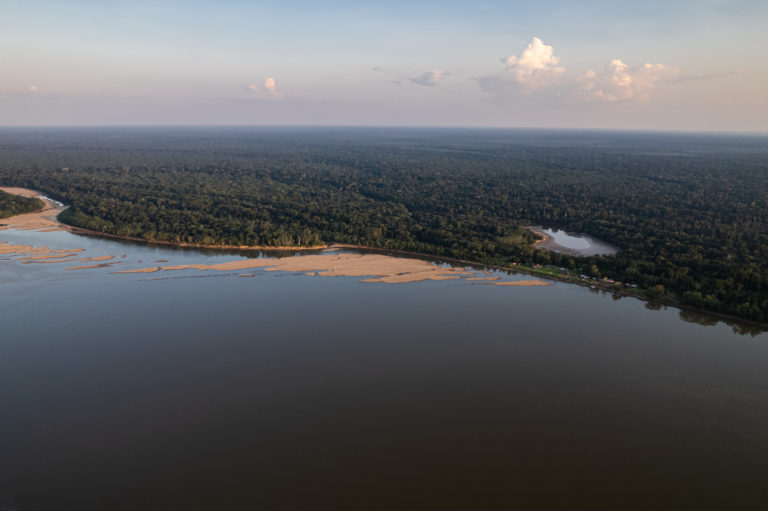 Vista aérea de la comunidad de Tres Esquinas, a orillas del río Putumayo. Foto: Diego Pérez / SPDA