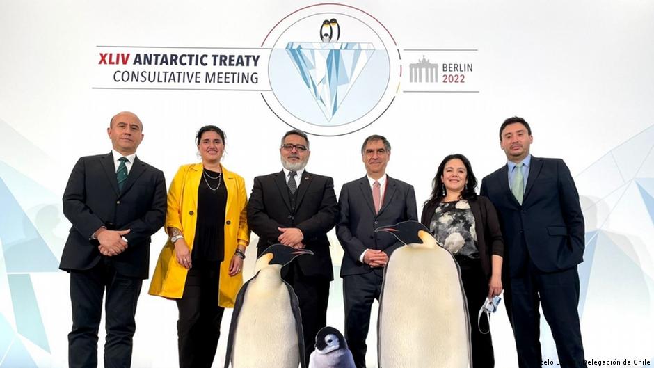 Tratado Antártico miembros Chile es miembro consultivos y fundador del Tratado Antártico. Es también puerta de entrada al continente blanco y los fenómenos que allí ocurren impactan directamente en su territorio. En la foto, la delegación chilena en la reunión en Berlín.