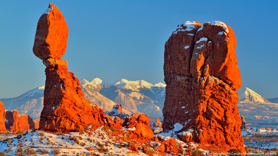 Roca equilibrada en invierno con las montañas La Sal, Parque Nacional Arches, Utah, EE.UU.