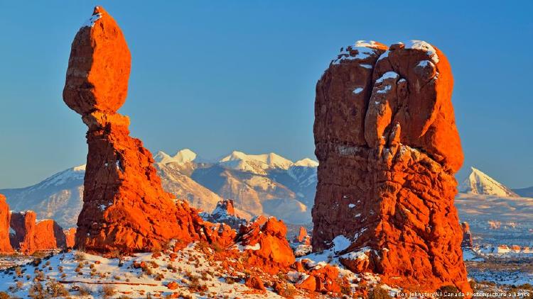 Roca equilibrada en invierno con las montañas La Sal, Parque Nacional Arches, Utah, EE.UU.