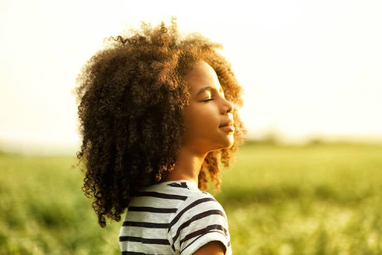 Una niña disfruta del sol