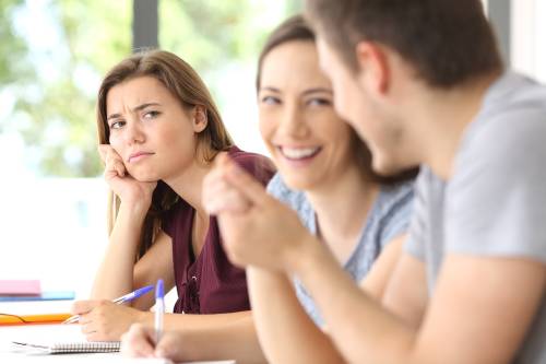 ¿Por qué algunas personas sienten envidia por la gente feliz y exitosa?