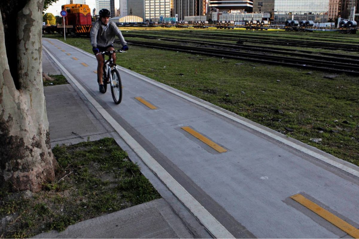 ciclovia En el marco del Plan Integral de Ciclovías, comenzó la puesta en valor y el ensanchamiento de la traza de Gorriti, que se extiende a lo largo de 3,2 km y es usada por más de 2.000 ciclistas por día.
