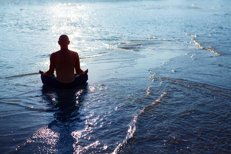 hombre medita agua hombre medita agua