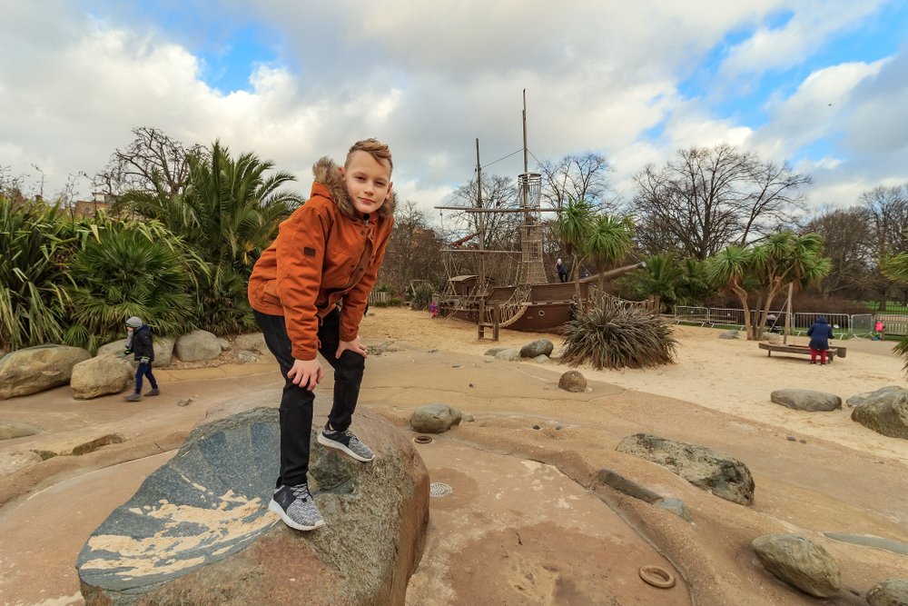 niño en parque infantil Estas son las razones por las que tu hijo debería jugar en un parque de aventuras