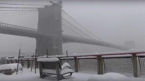 La mayor nevada de la historia azota Nueva York y se suspende la vacunación contra el coronavirus