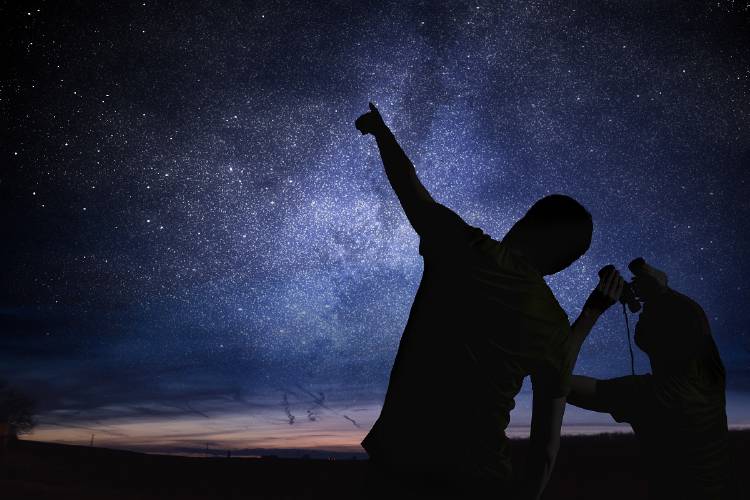 astronomia Dos personas mirando las estrellas