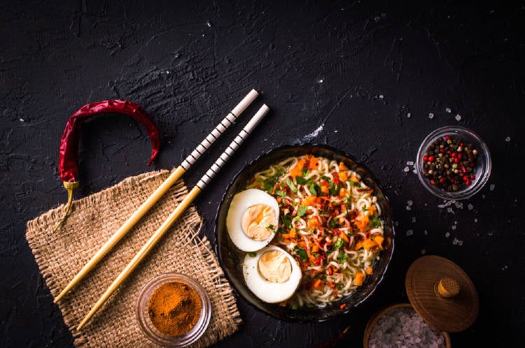 alimentación oriental Comida oriental sobre una mesa